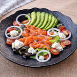 Салат с копчёным лососем / Smoked salmon salad
